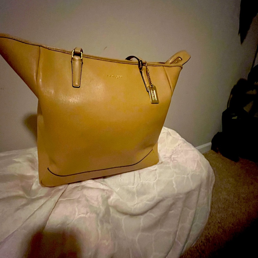 Beautiful Coach…Authentic & Classy Excellent condition..Large and spacious